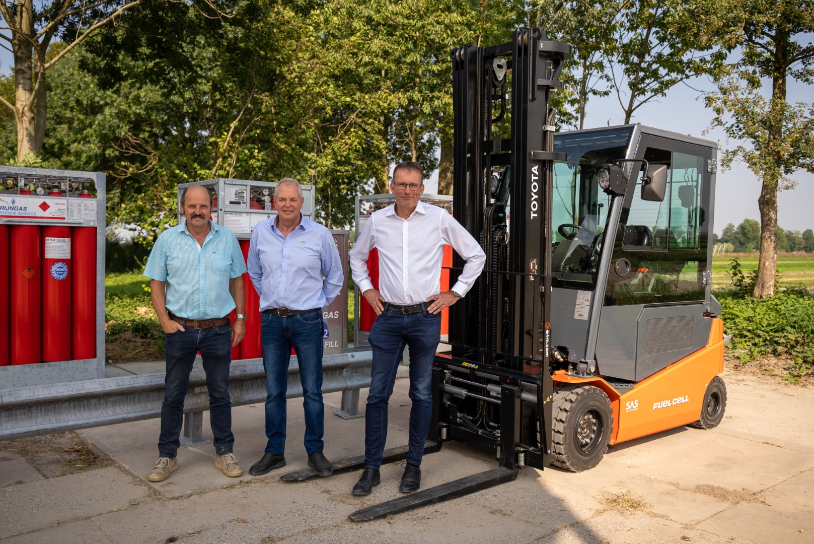 Vlnr: Guus van Daele en Jos Rademakers van GroeNoord overhandigen de sleutel van de truck aan Chris de Visser (business unit manager bij WUR). <b> </b>